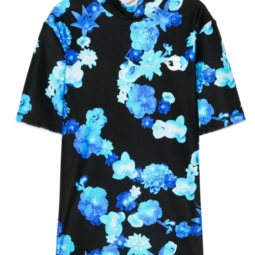 Футболка с высоким воротником