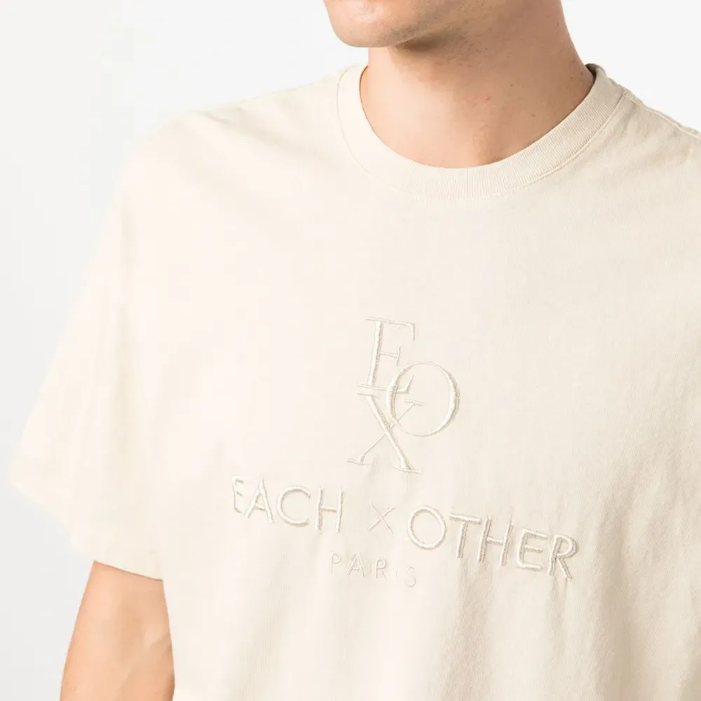 Футболка с вышитым логотипом