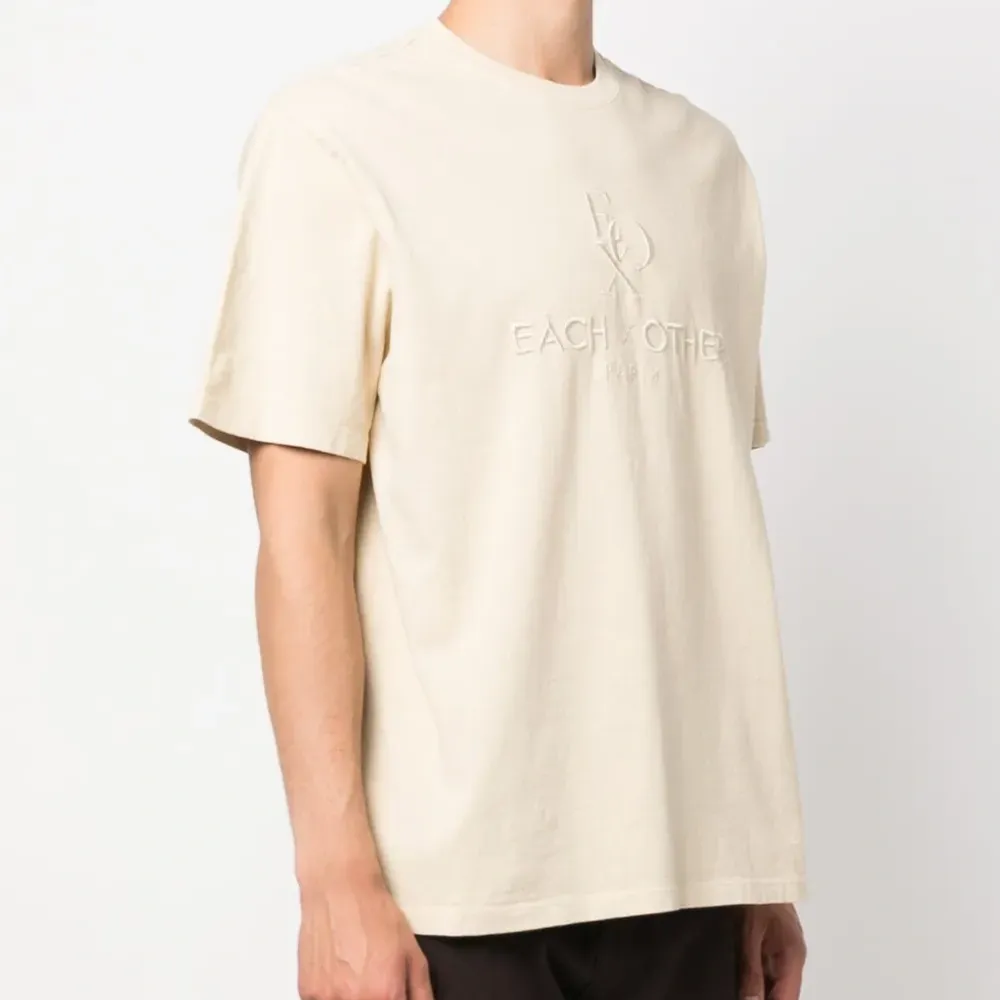 Футболка с вышитым логотипом