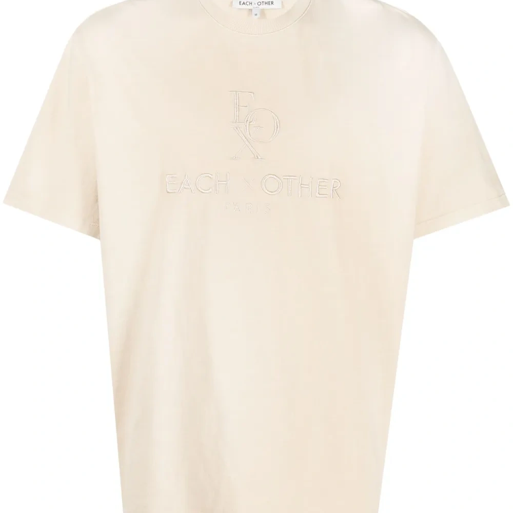 Футболка с вышитым логотипом