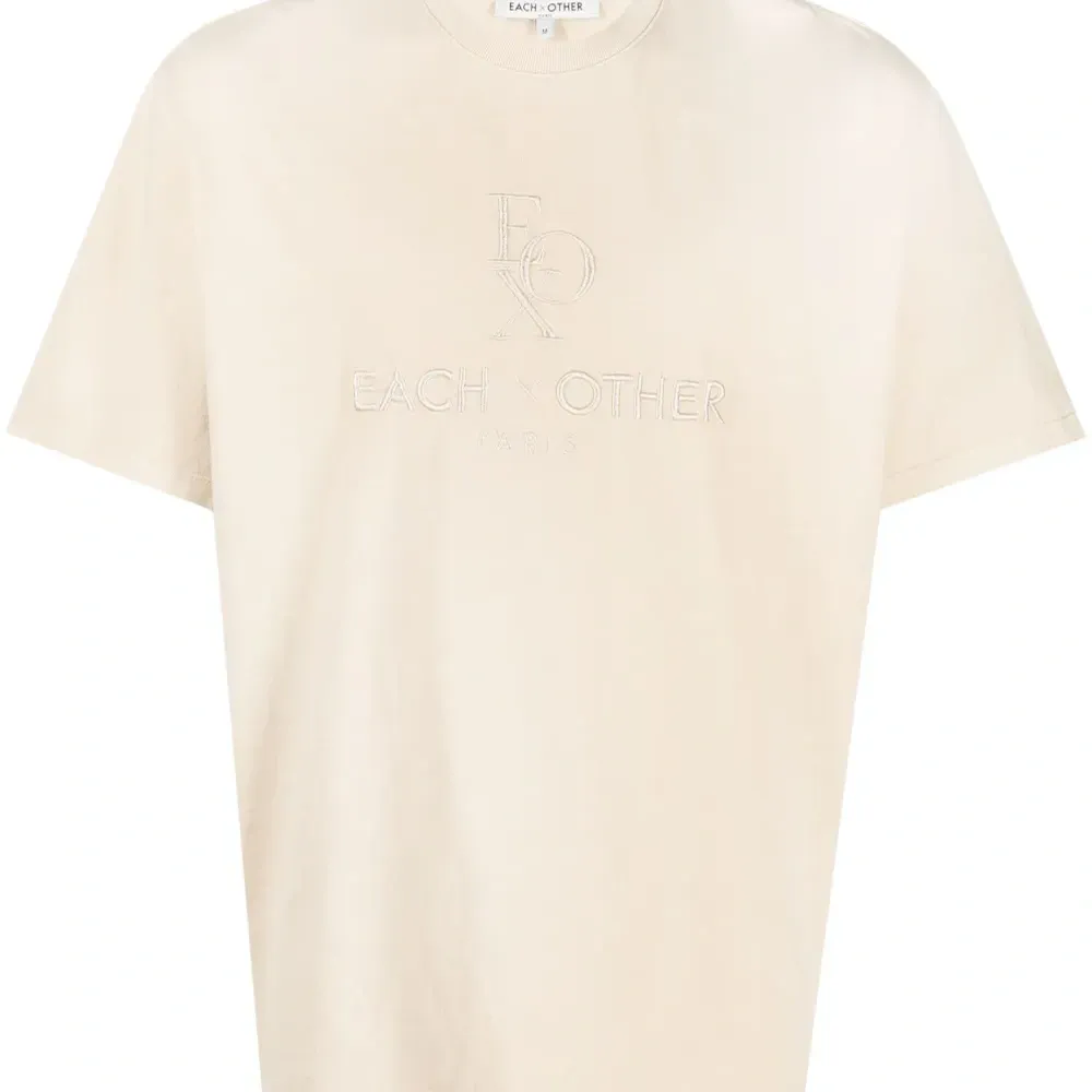 Футболка с вышитым логотипом