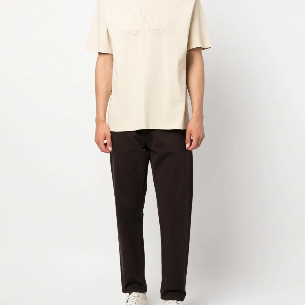 Футболка с вышитым логотипом