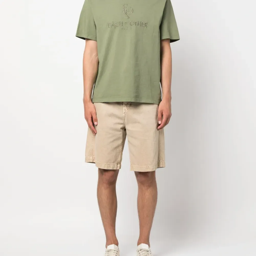 Футболка с вышитым логотипом