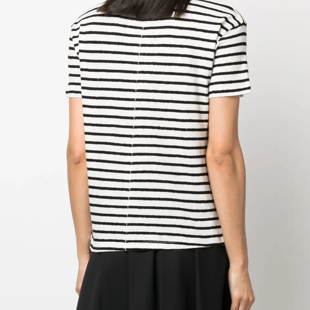 Полосатая футболка с V-образным вырезом