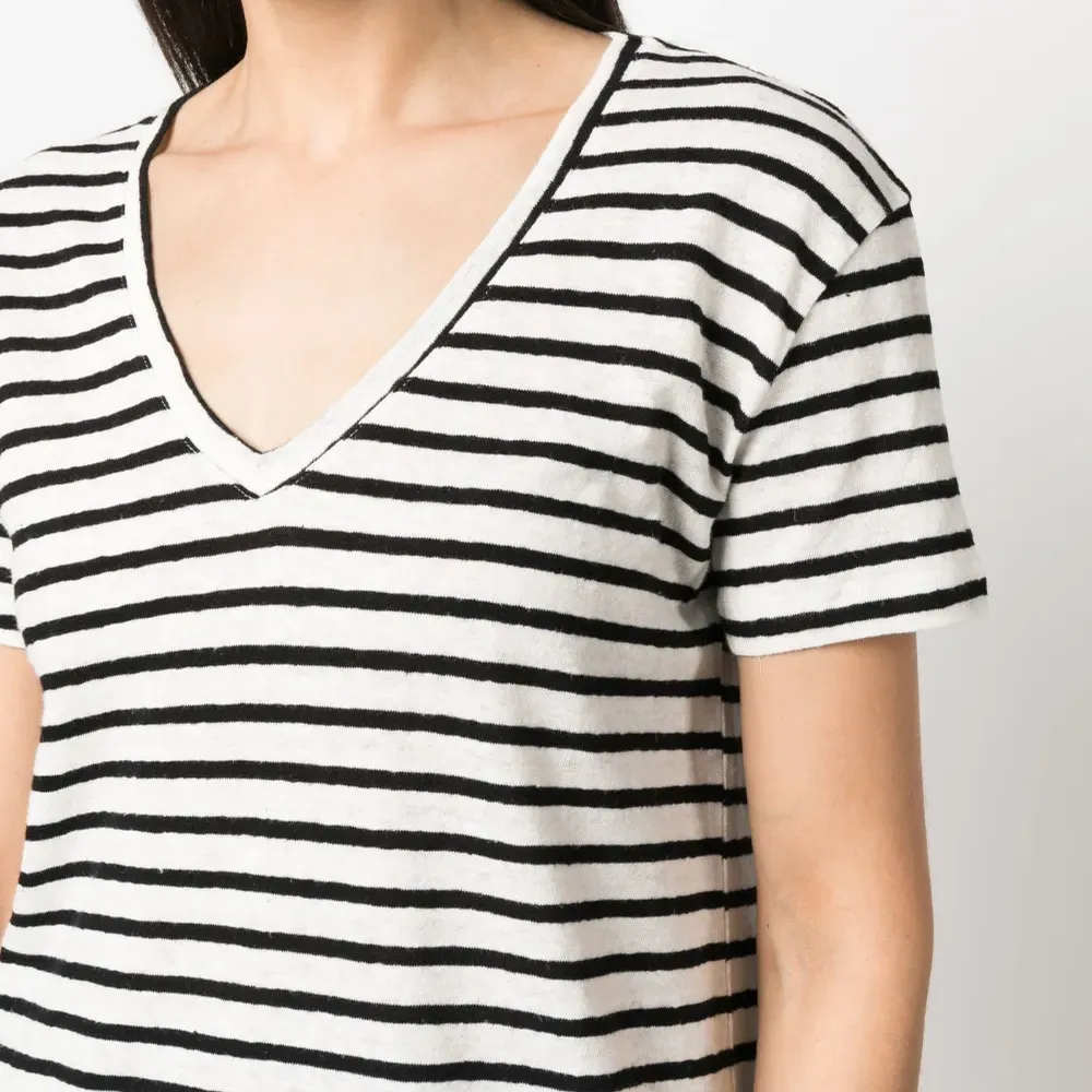 Полосатая футболка с V-образным вырезом