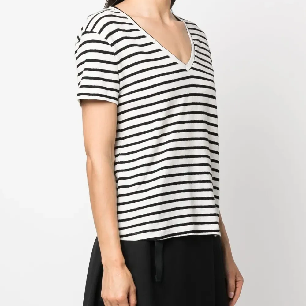 Полосатая футболка с V-образным вырезом
