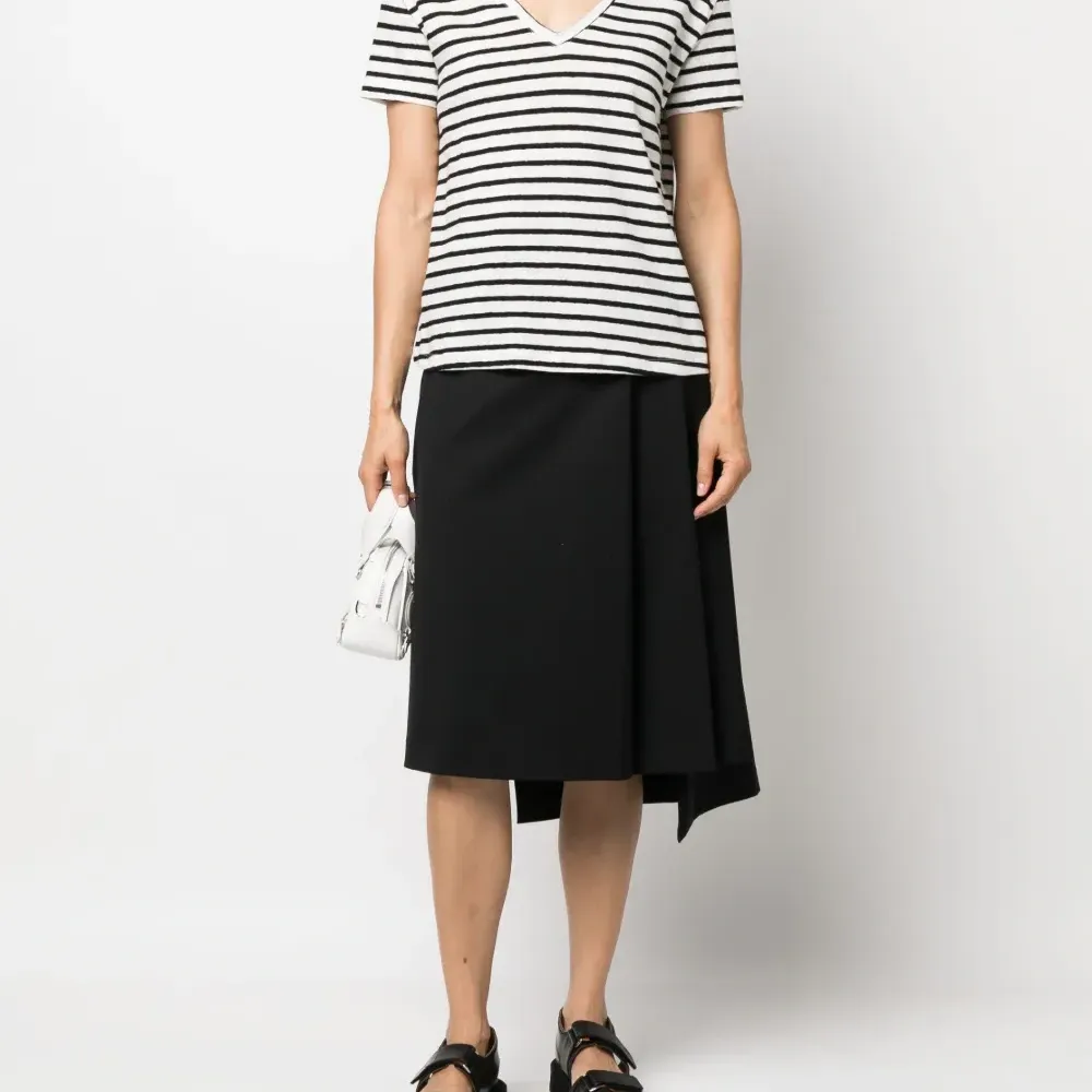 Полосатая футболка с V-образным вырезом