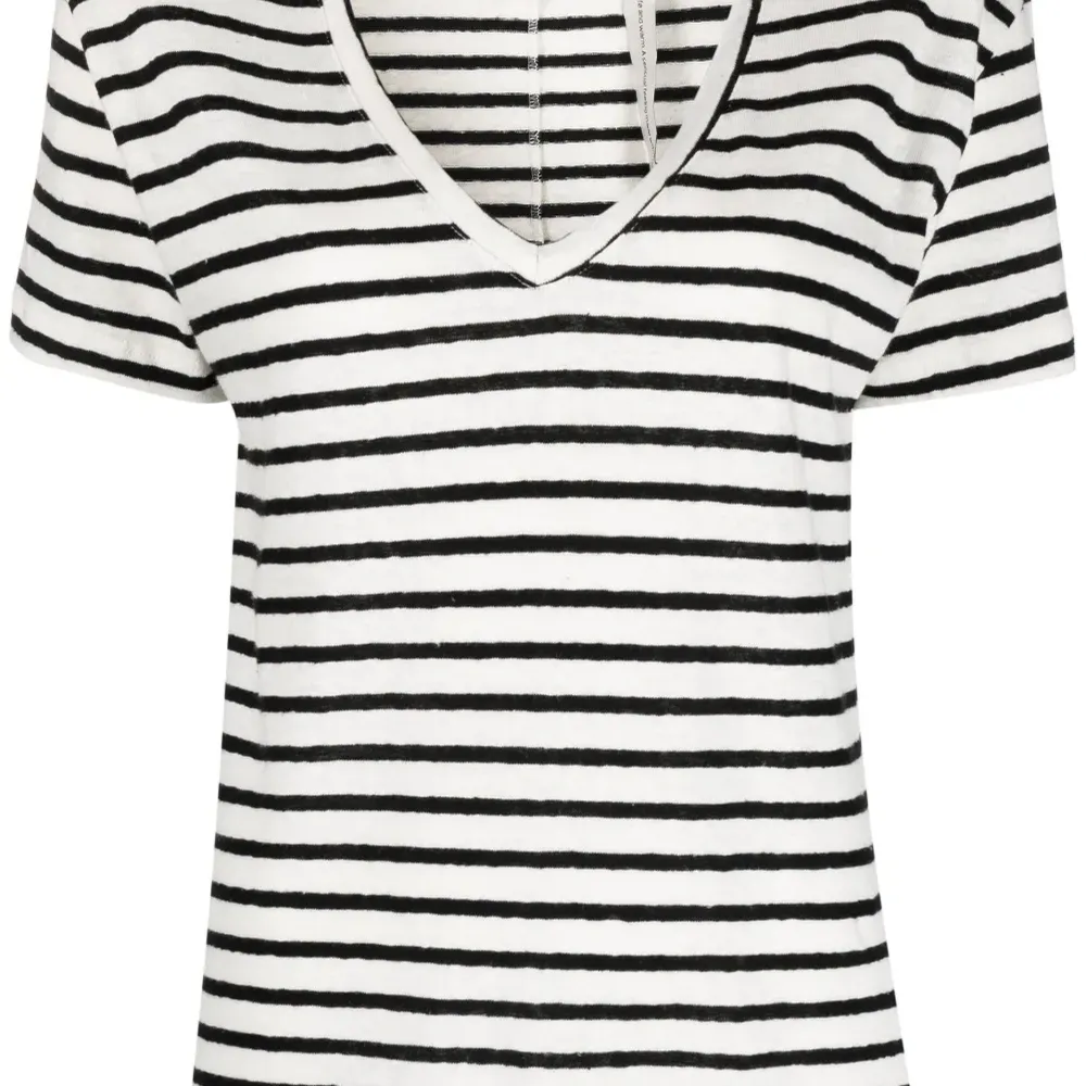 Полосатая футболка с V-образным вырезом