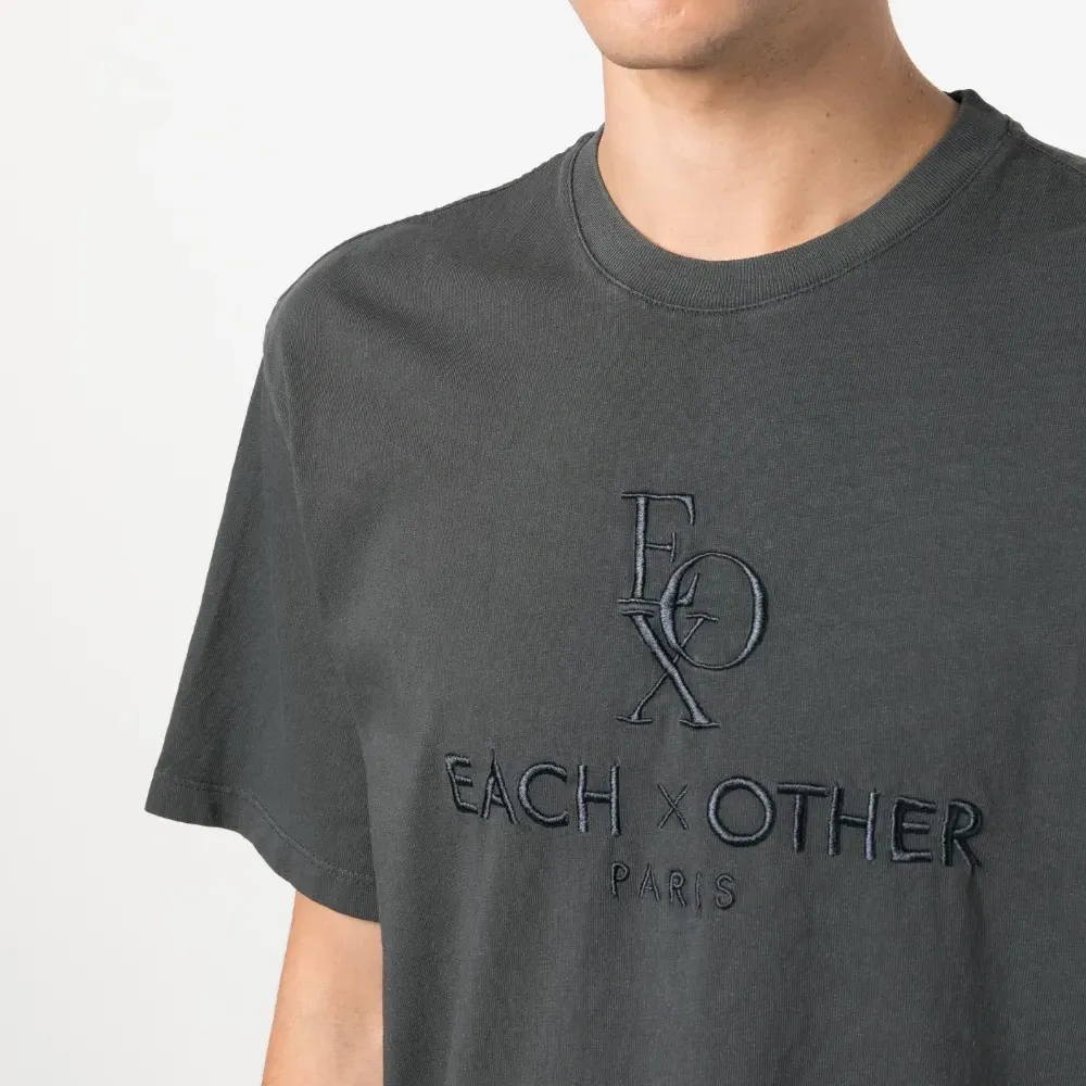 Футболка с вышитым логотипом