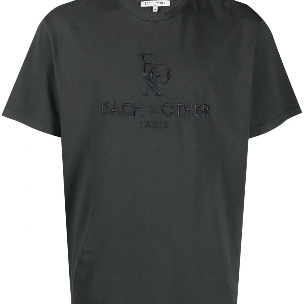 Футболка с вышитым логотипом