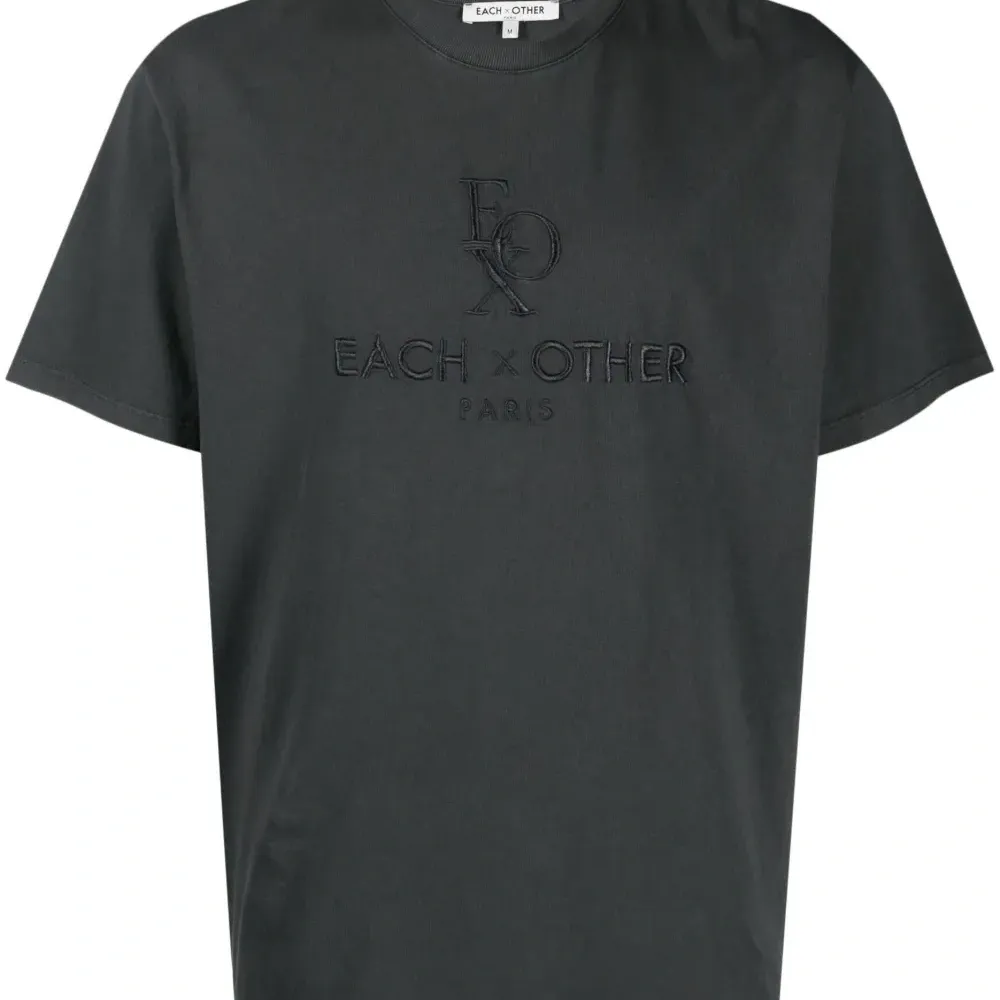 Футболка с вышитым логотипом