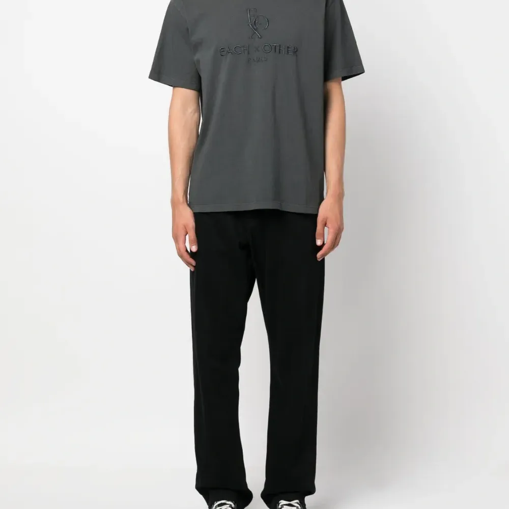 Футболка с вышитым логотипом