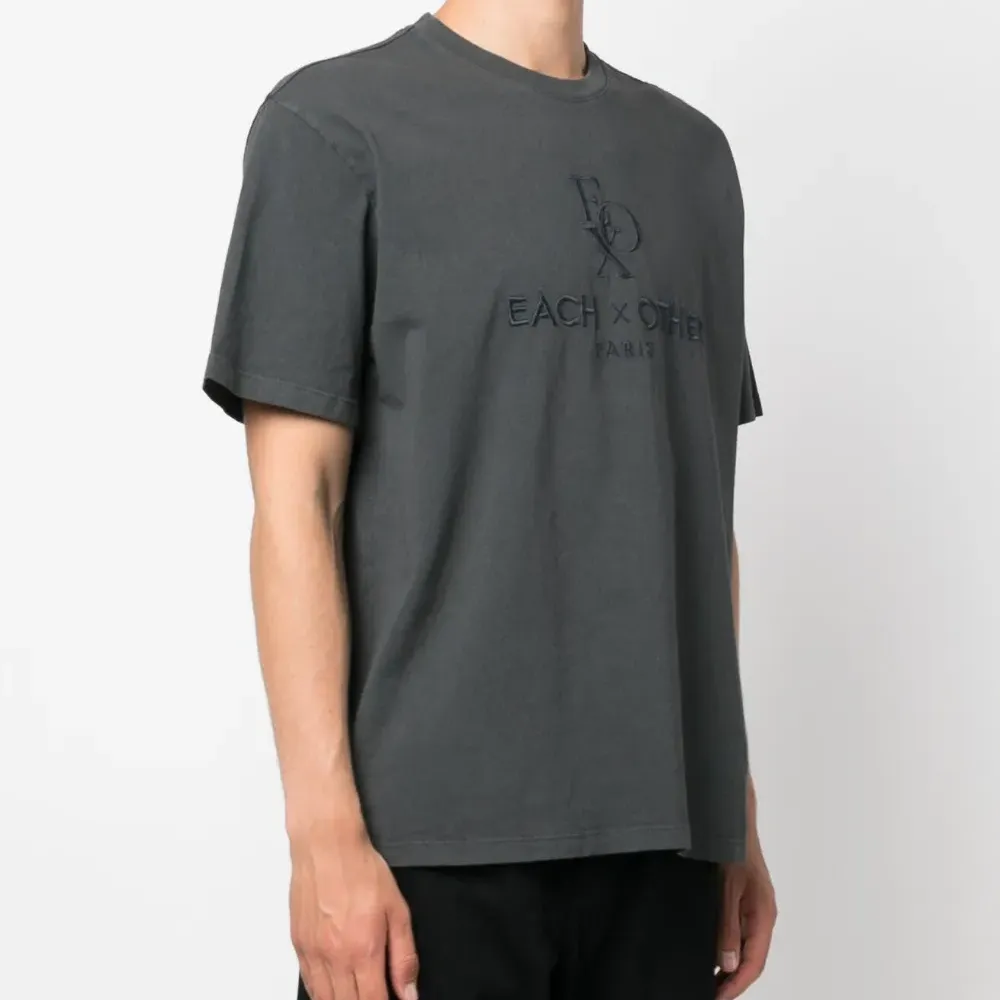 Футболка с вышитым логотипом