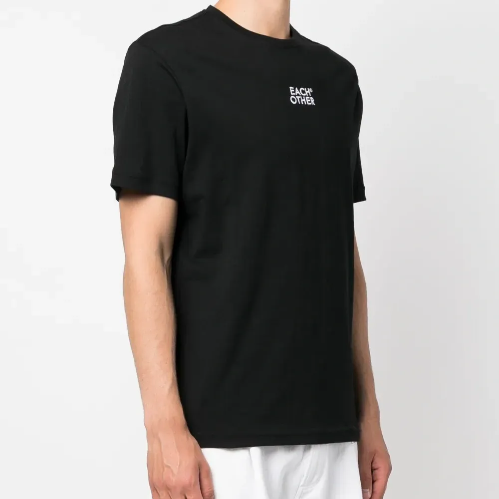 Футболка с вышитым логотипом