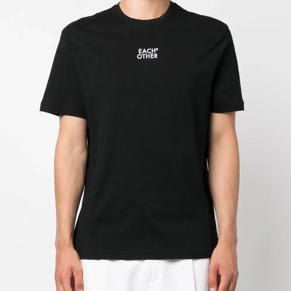 Футболка с вышитым логотипом