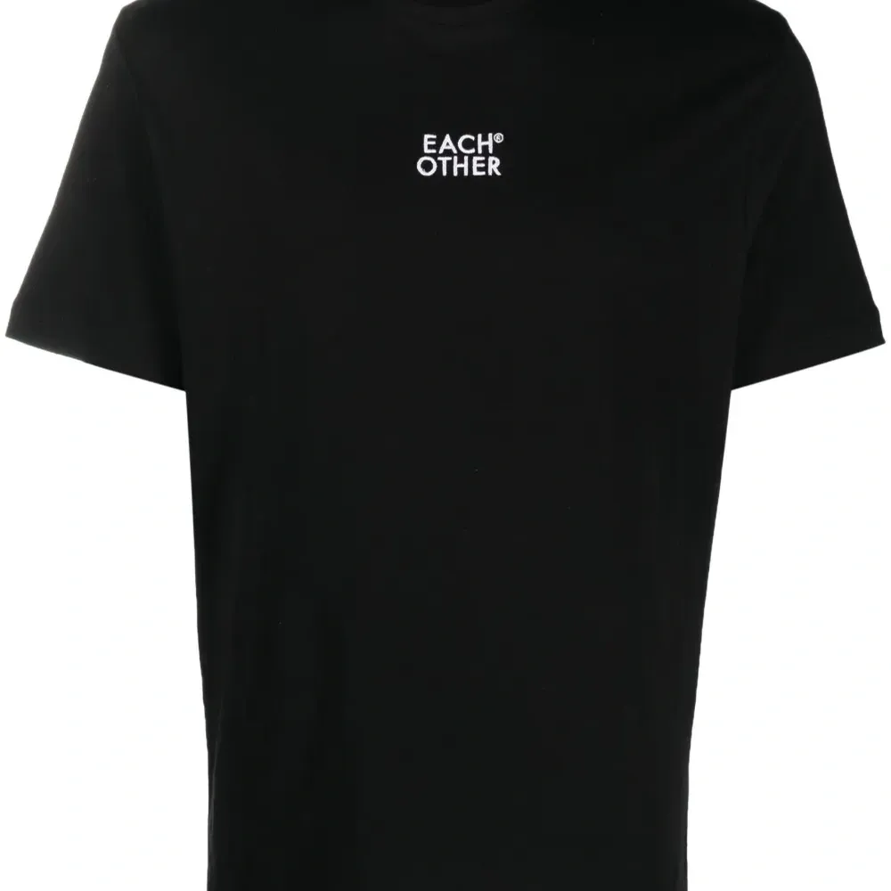 Футболка с вышитым логотипом