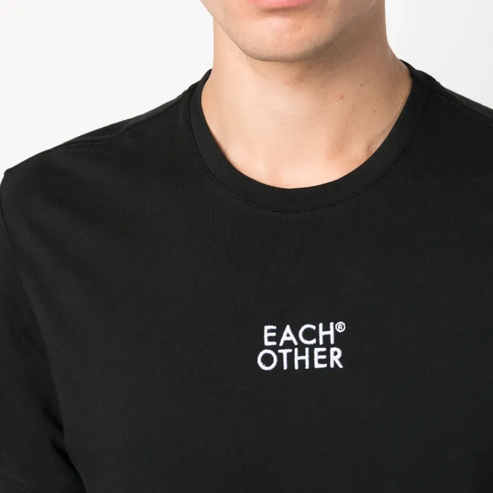 Футболка с вышитым логотипом