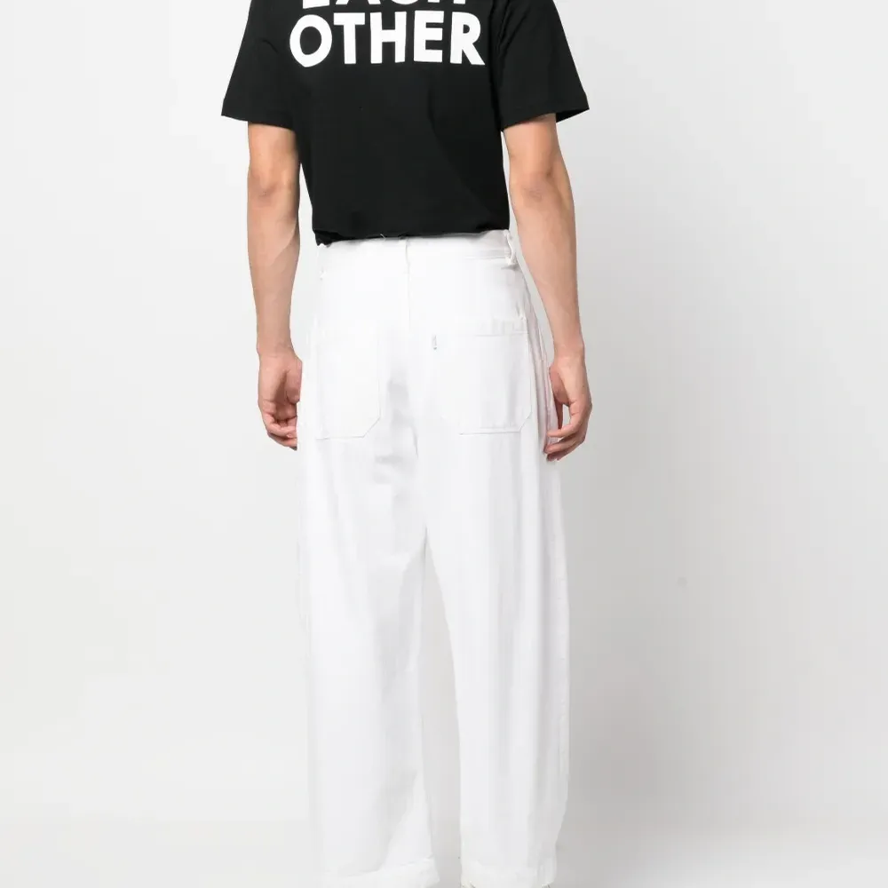 Футболка с вышитым логотипом