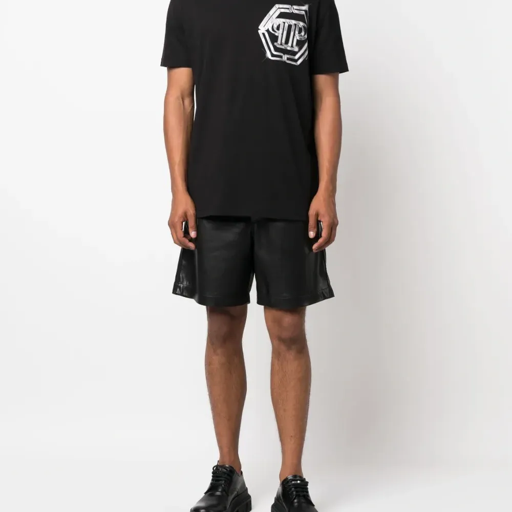 Футболка с логотипом