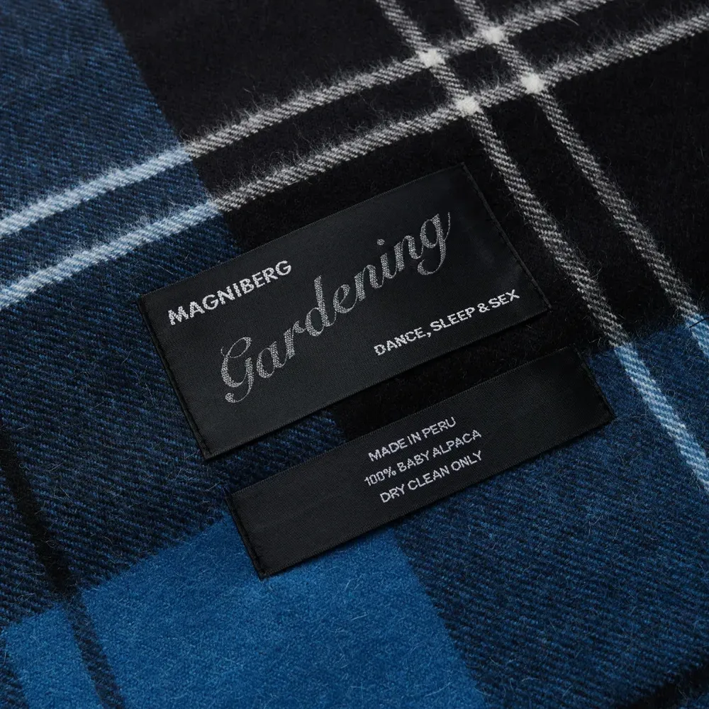 Одеяло из шерсти альпаки с нашивкой-логотипом