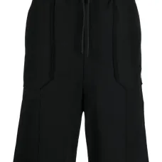 Шорты-бермуды с нашивкой-логотипом