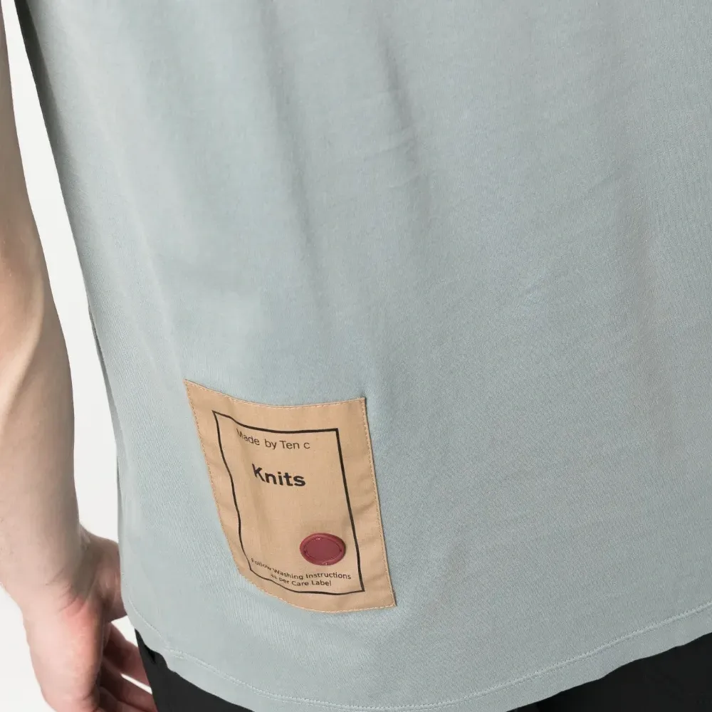 Футболка с нашивкой-логотипом