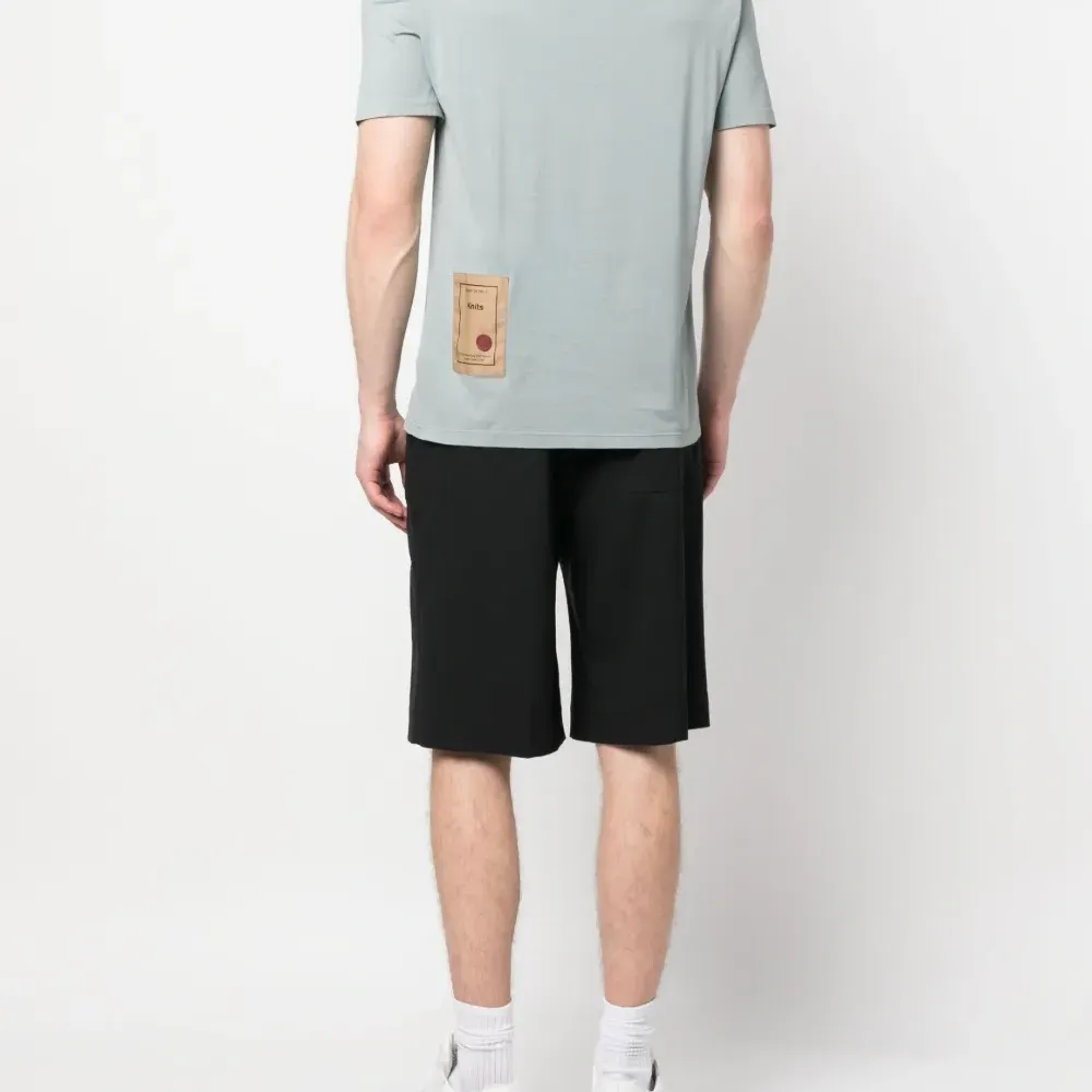 Футболка с нашивкой-логотипом