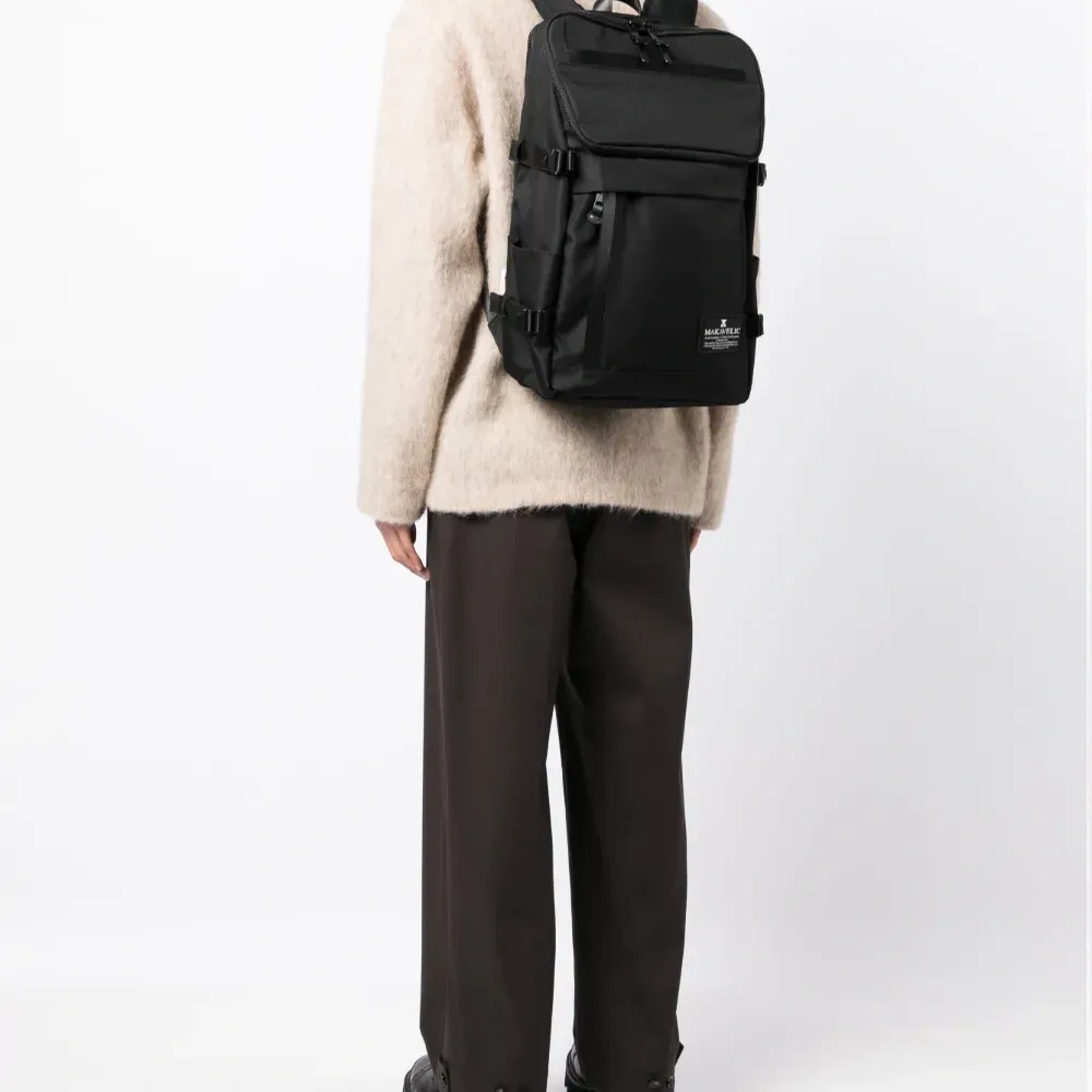 Рюкзак с карманами и логотипом