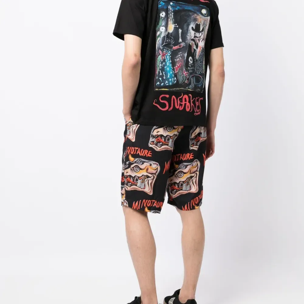 Футболка Above Snakes