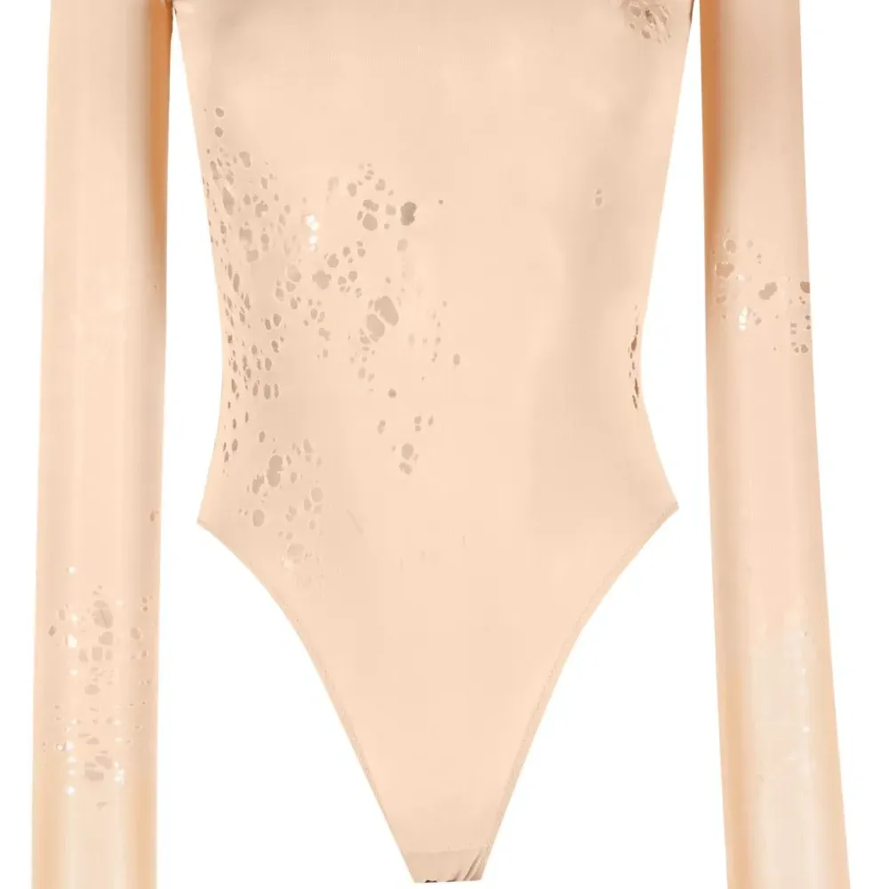 Боди с открытыми плечами и длинными рукавами