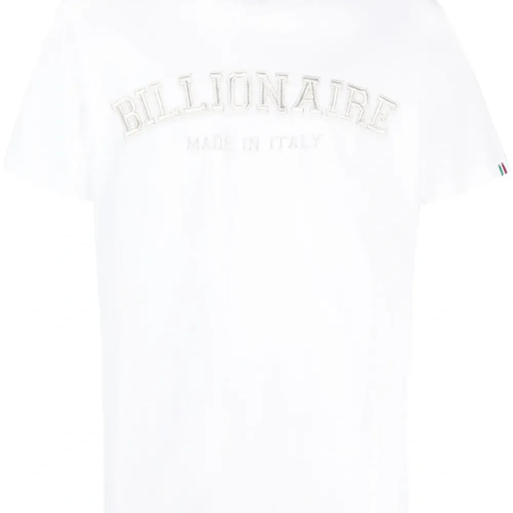 Футболка с вышитым логотипом