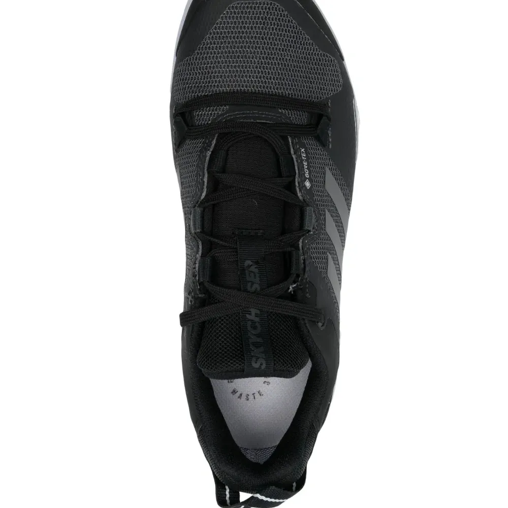 Кроссовки со вставками