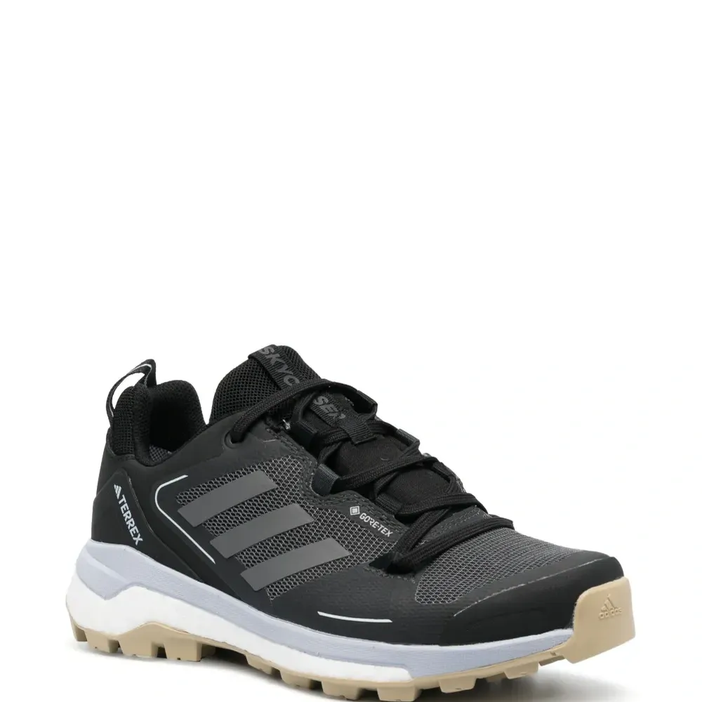 Кроссовки со вставками