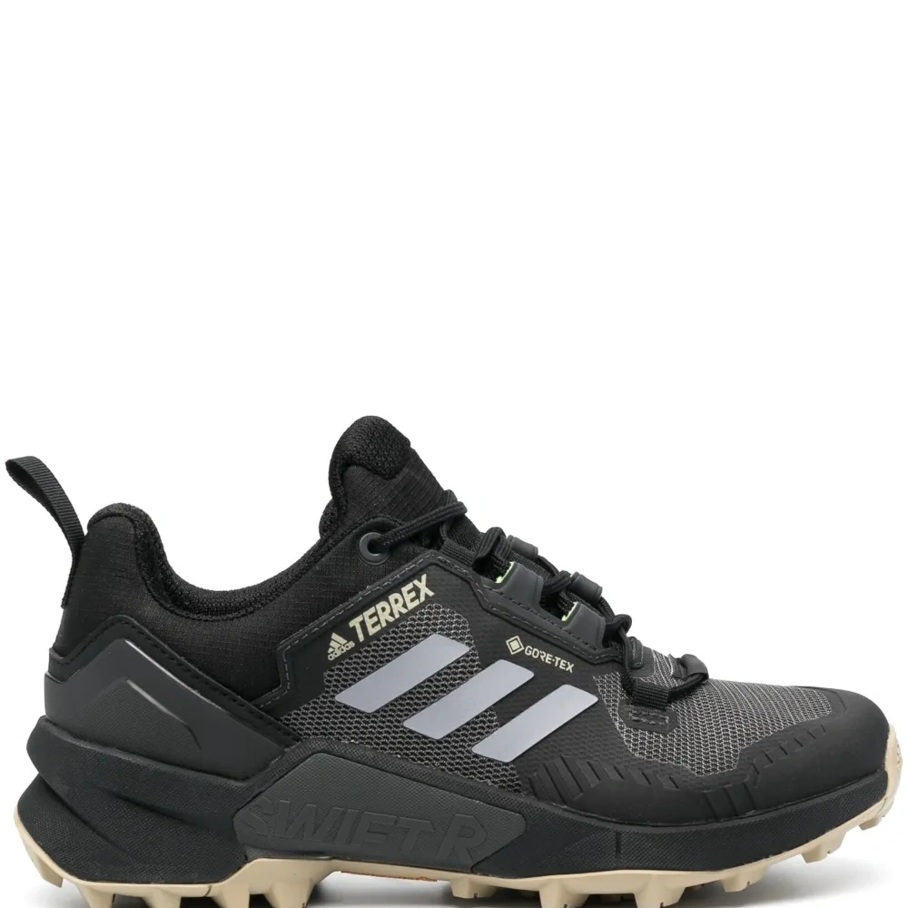 Кроссовки со вставками