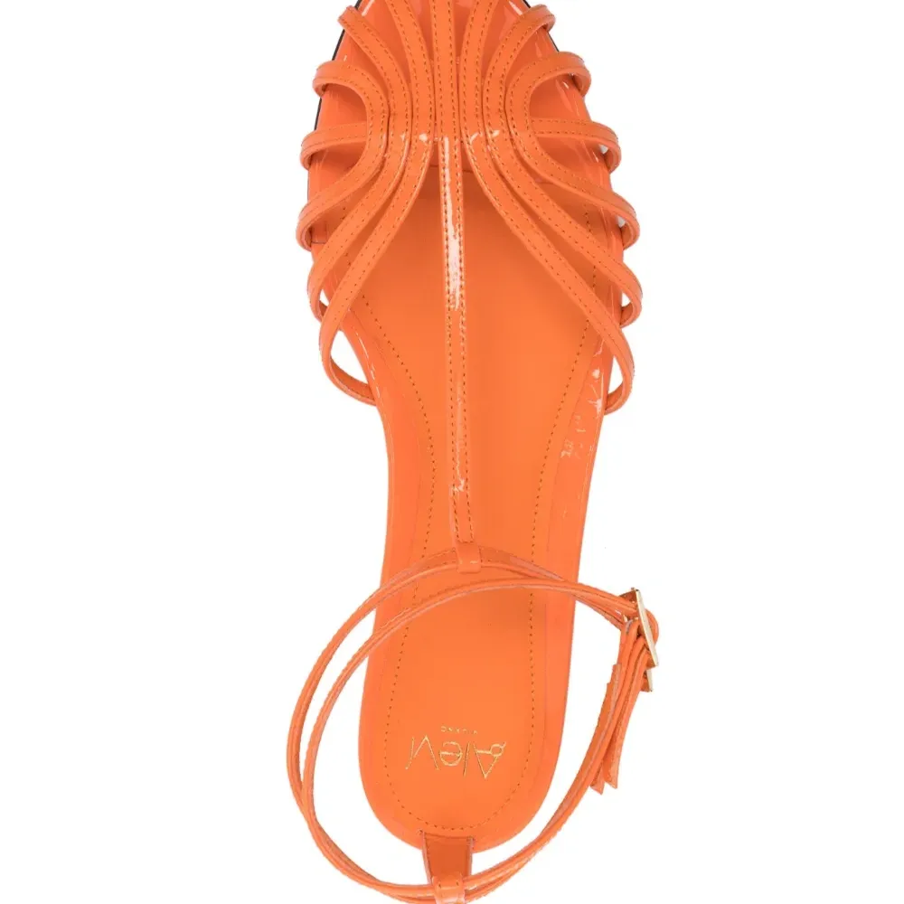 Сандалии с ремешками