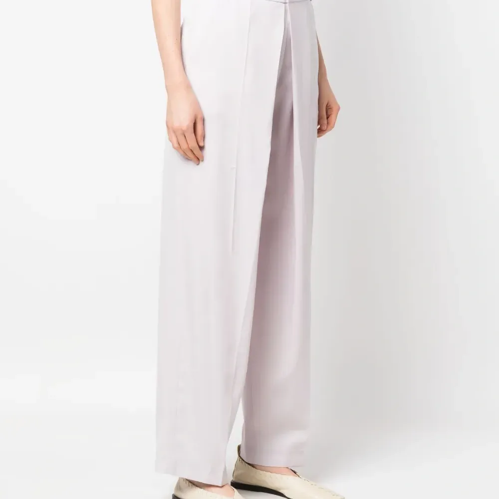 Брюки строгого кроя со складками