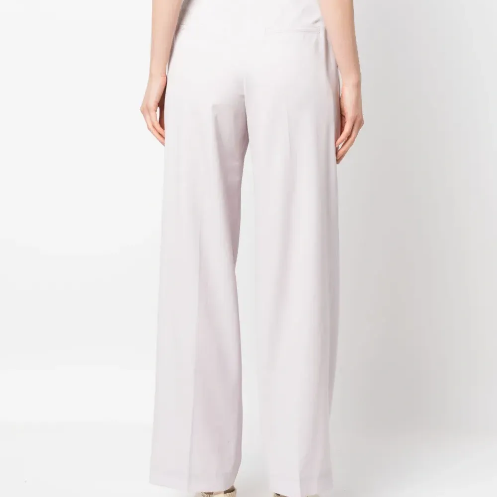 Брюки строгого кроя со складками