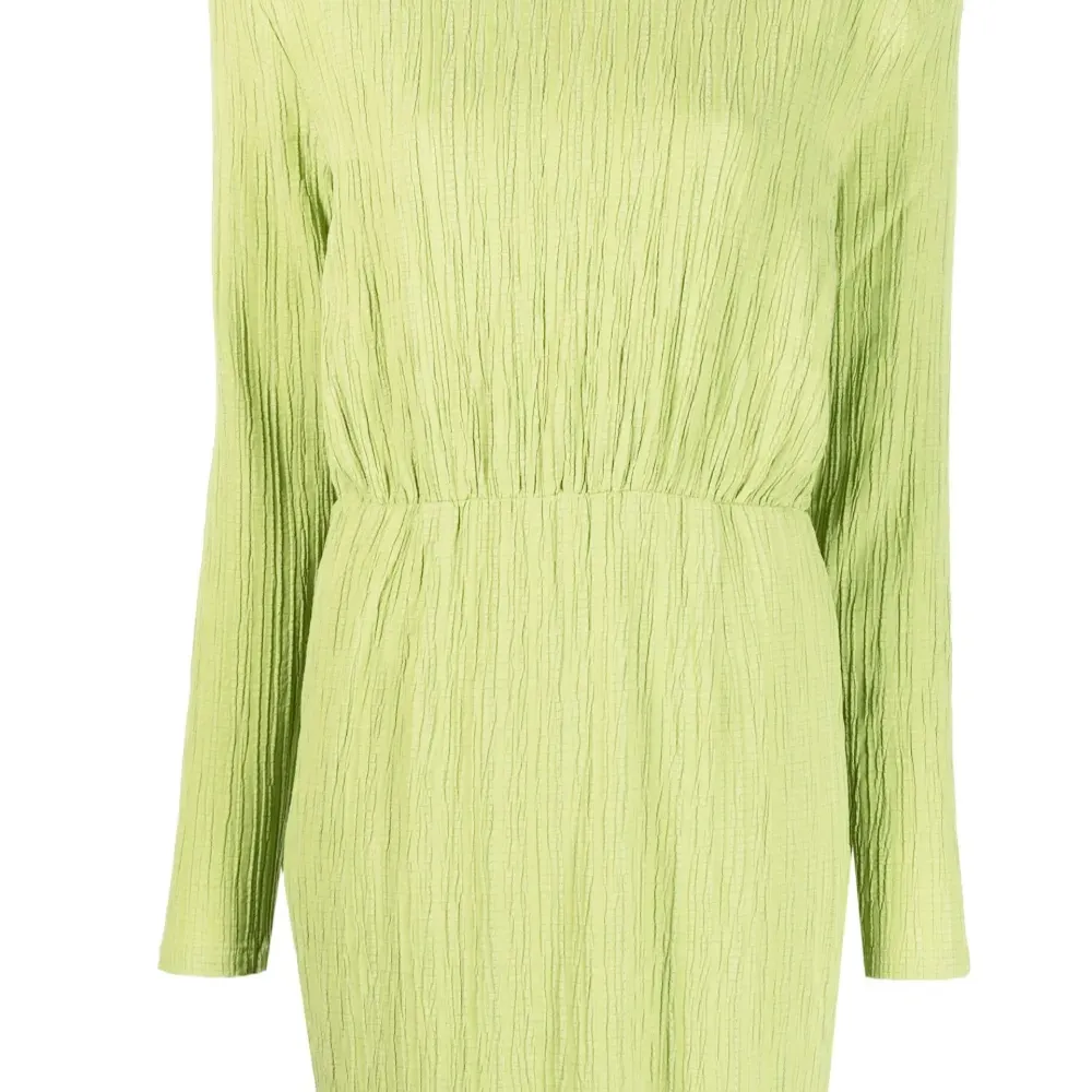 Платье с приспущенными плечами и жатым эффектом