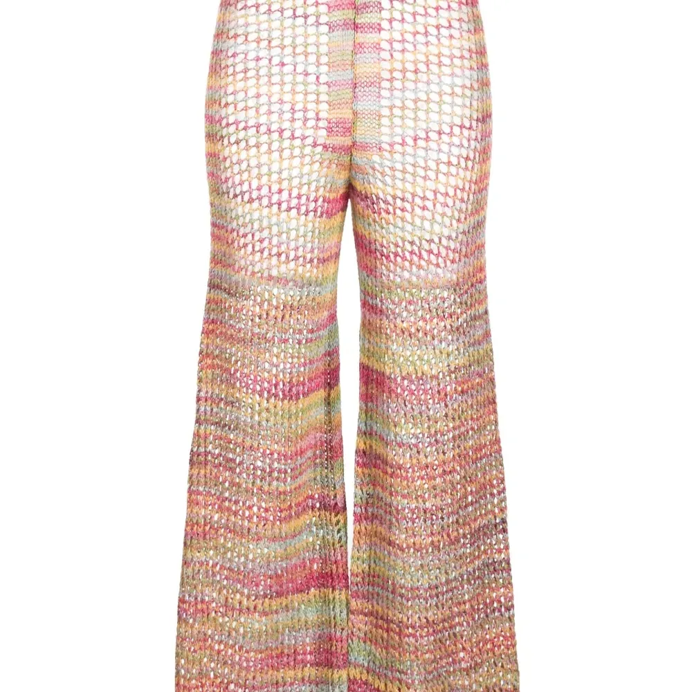 Расклешенные брюки рыхлой вязки