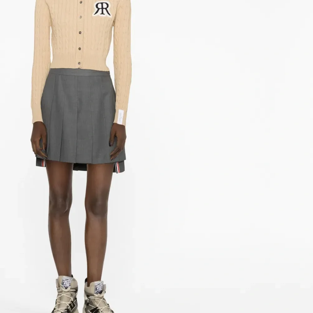 кардиган фактурной вязки с нашивкой-логотипом