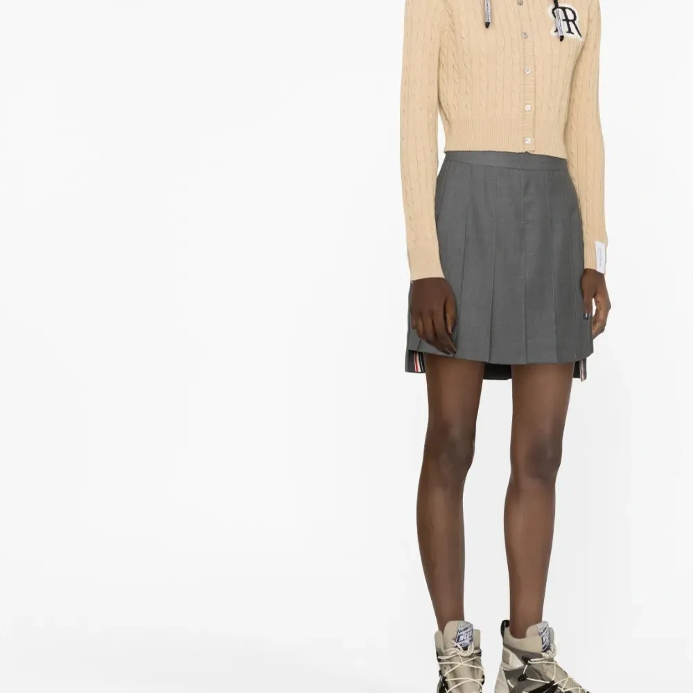 кардиган фактурной вязки с нашивкой-логотипом