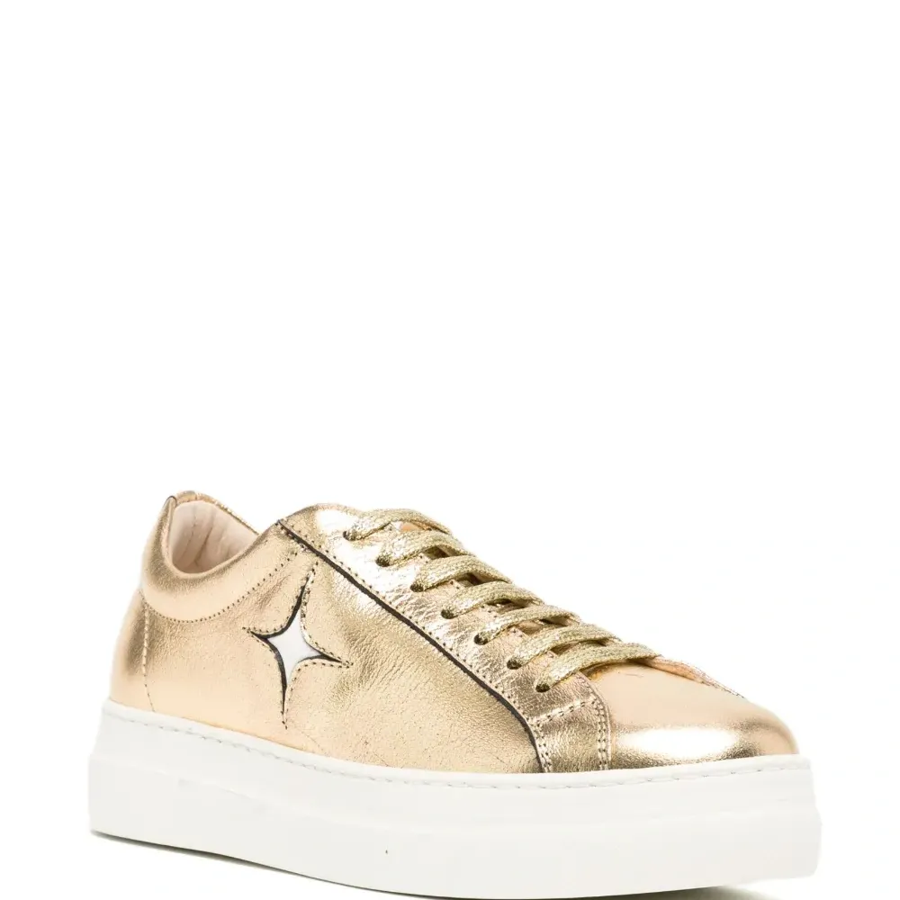 Кроссовки из коллаборации с Madison Maison