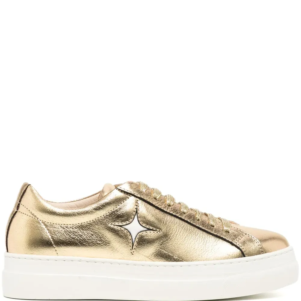 Кроссовки из коллаборации с Madison Maison