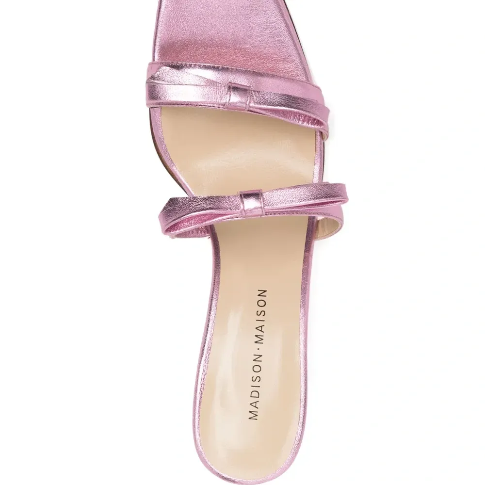 Босоножки с эффектом металлик