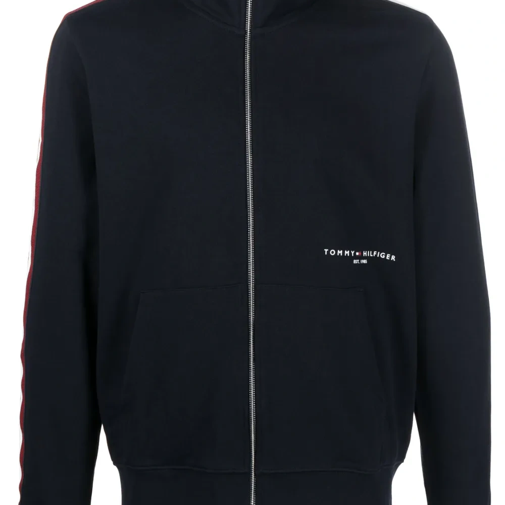 Бомбер с логотипом