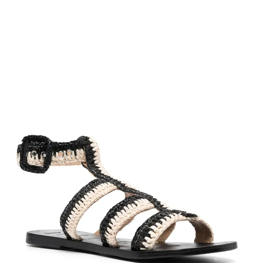 Сандалии с плетеными ремешками