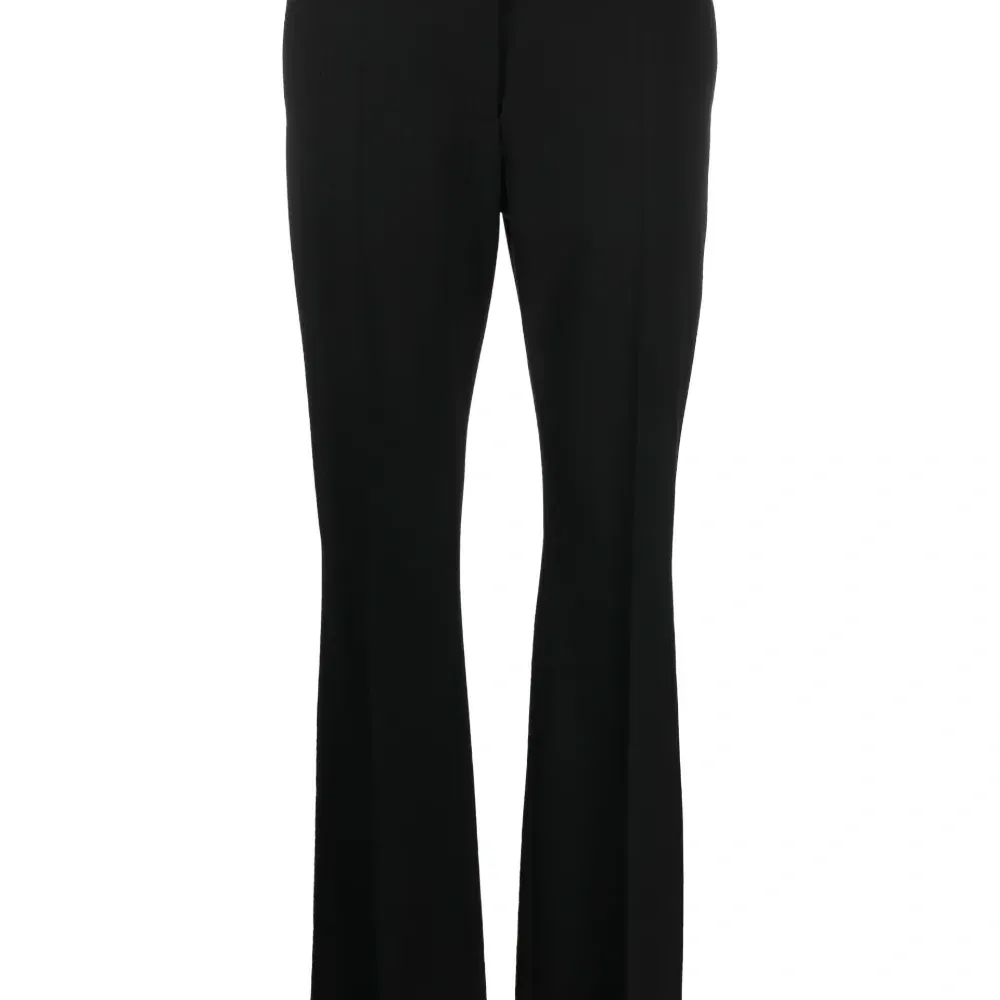 Расклешенные брюки строгого кроя