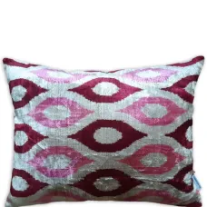 Бархатная подушка с принтом икат