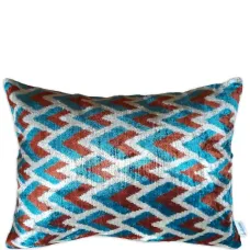 Бархатная подушка с геометричным принтом