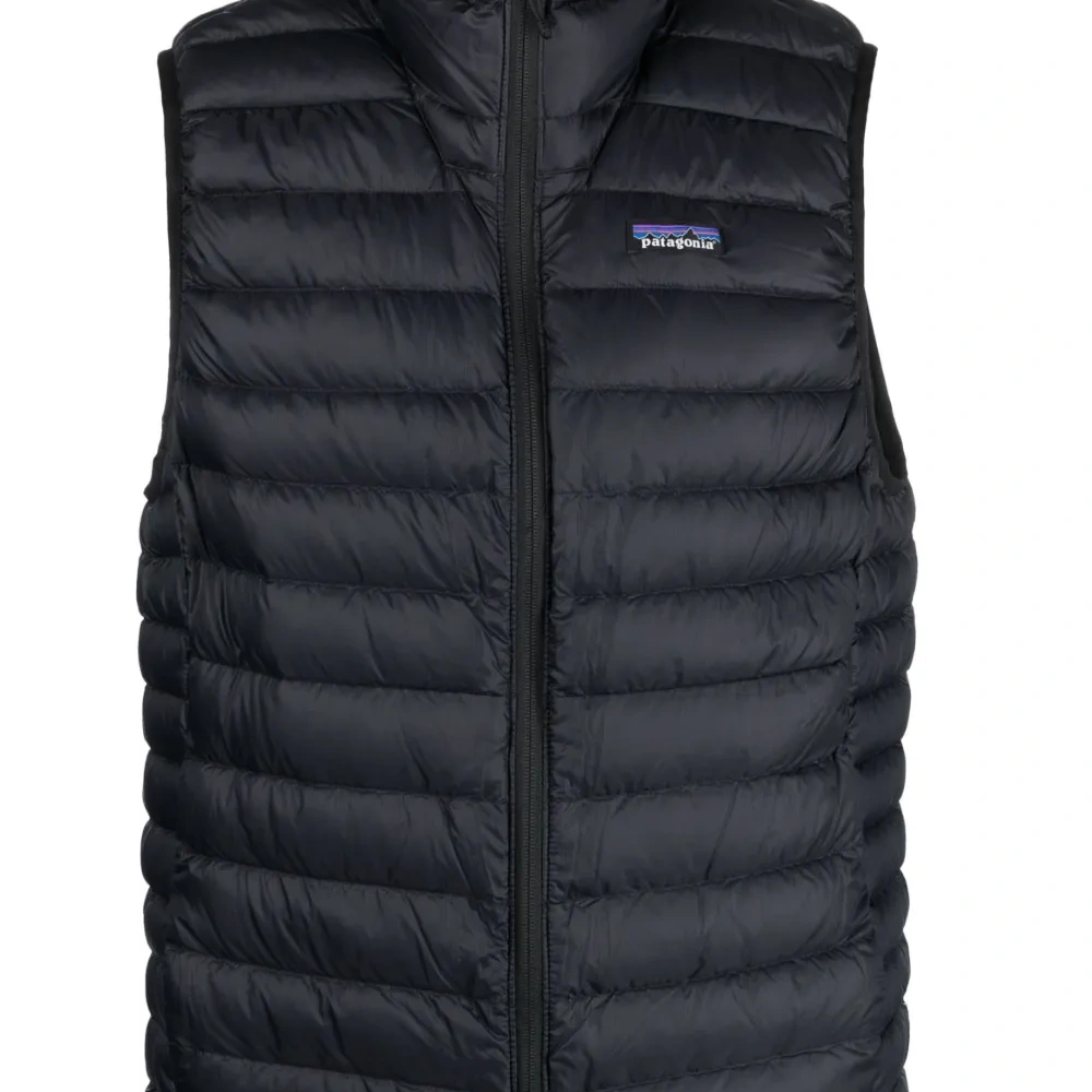 Дутый жилет с нашивкой-логотипом